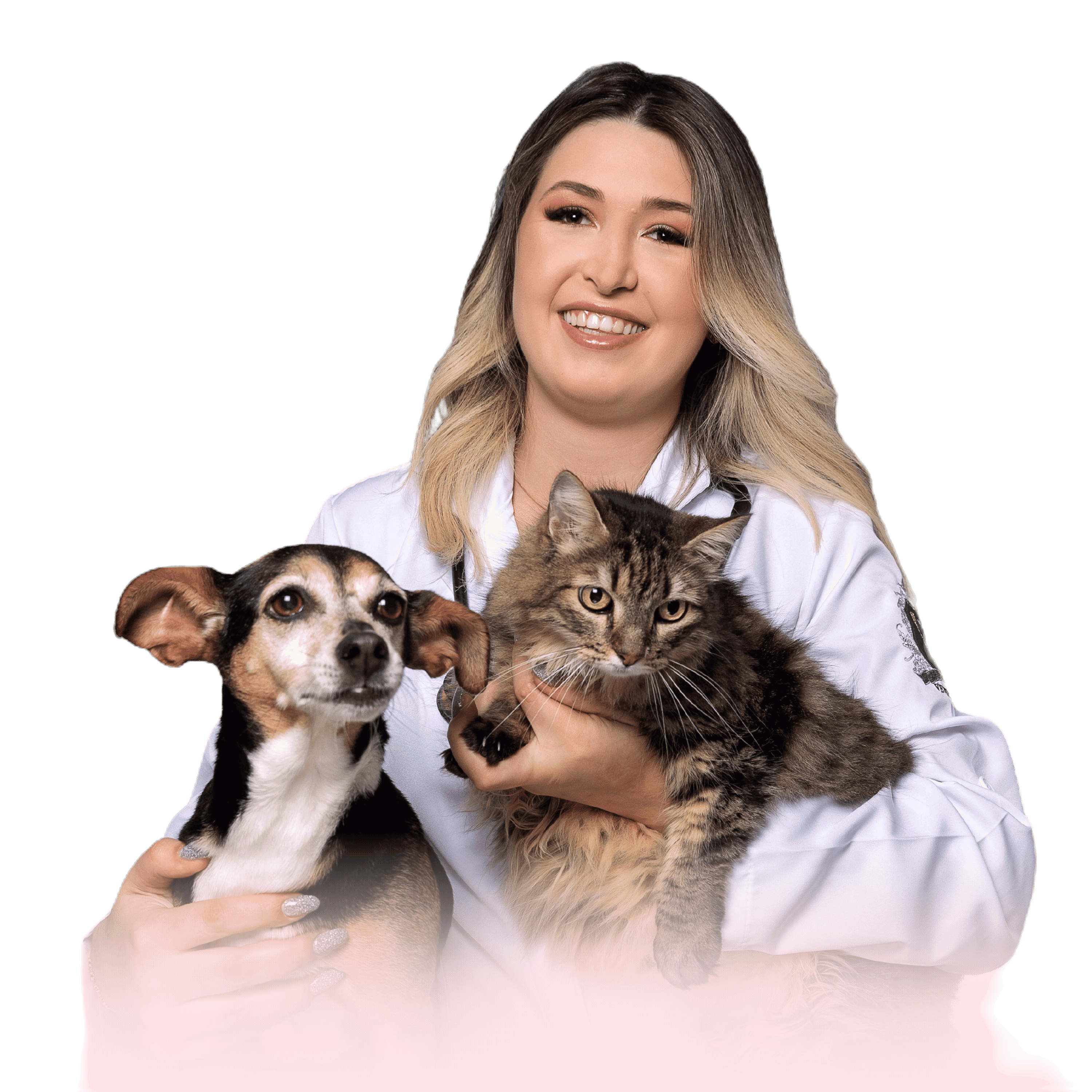Dra. Luiza Scholz, pet sitter em Joinville, segurando um cachorro e um gato no colo